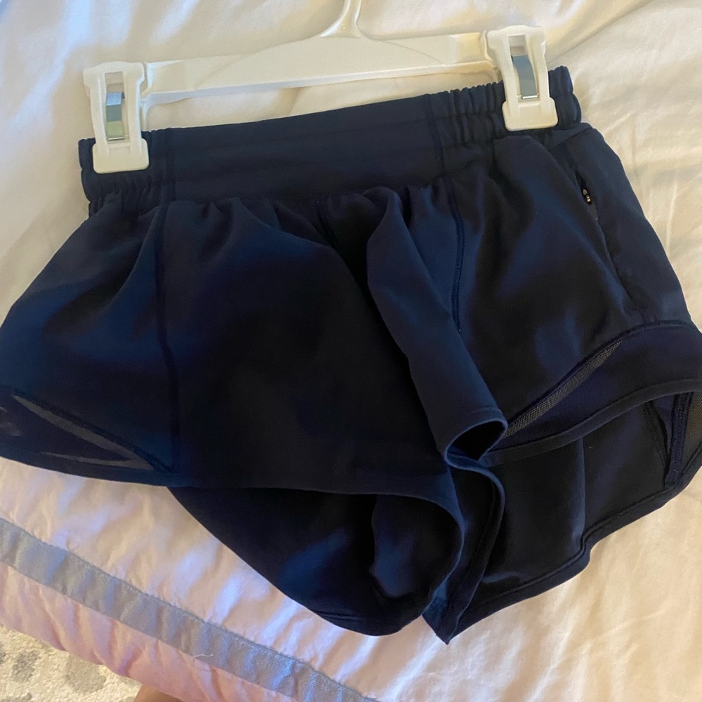 size 2 lulu shorts, beautiful color. never worn.